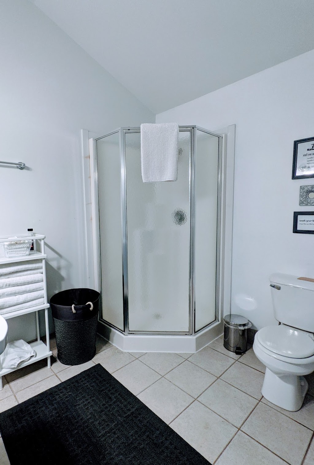 The Wandering Dog Inn | 1060 East West Rd, Pelee Island, ON N0R 1M0, Canada | Phone: (226) 526-5939