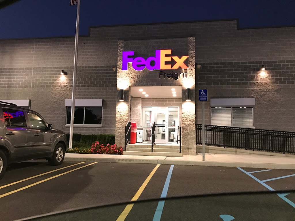 FedEx Freight | 251 Grumman Rd W, Bethpage, NY 11714, USA | Phone: (631) 777-8686