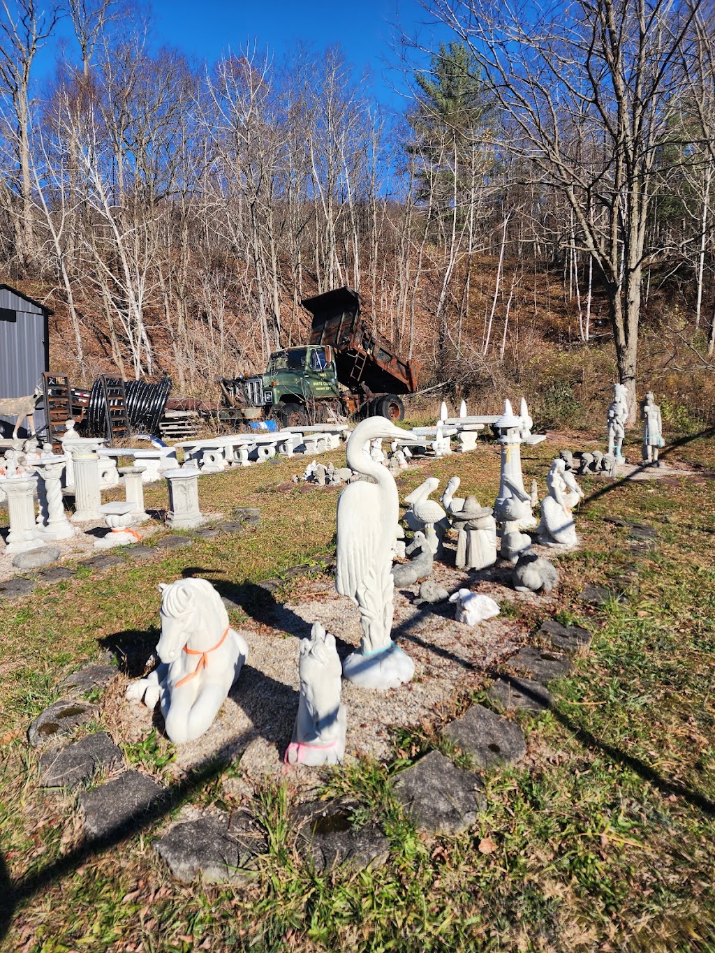 Hoosick Statuary & Distribution Inc | 3909 NY-7, Hoosick Falls, NY 12090, USA | Phone: (518) 686-7911