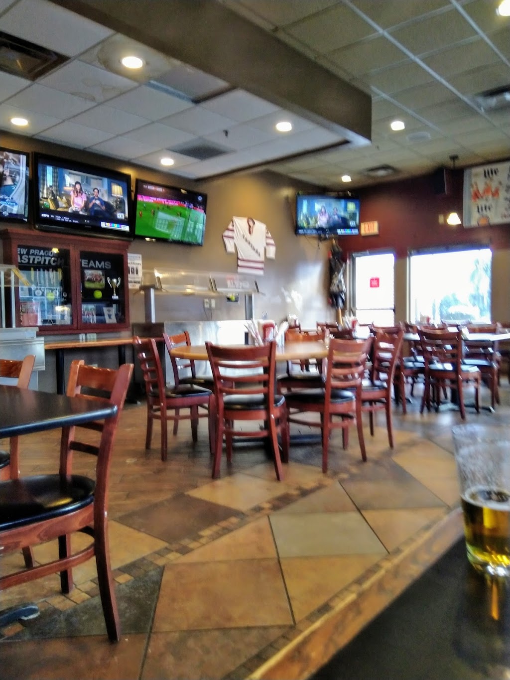 Carbones Pizza and Sports Bar | 825 1st St SE, New Prague, MN 56071, USA | Phone: (952) 758-5522