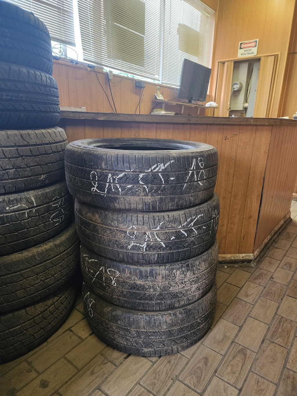 Action Tire & Custom Rims | 609 S Arlington St, Akron, OH 44306, USA | Phone: (330) 786-1401