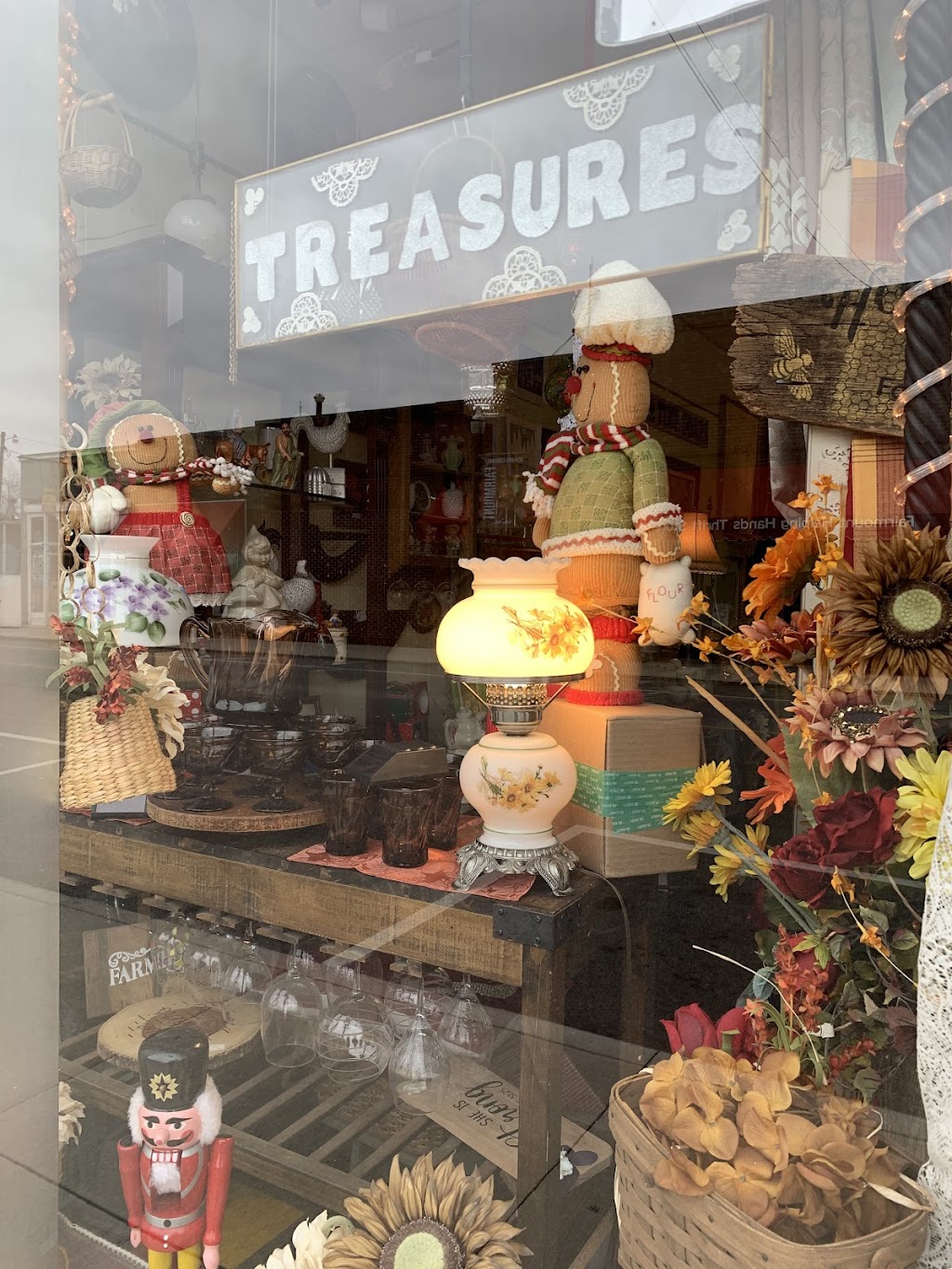 Minervas Treasures | 112 N Main St, Fairmount, IN 46928, USA | Phone: (765) 380-0270