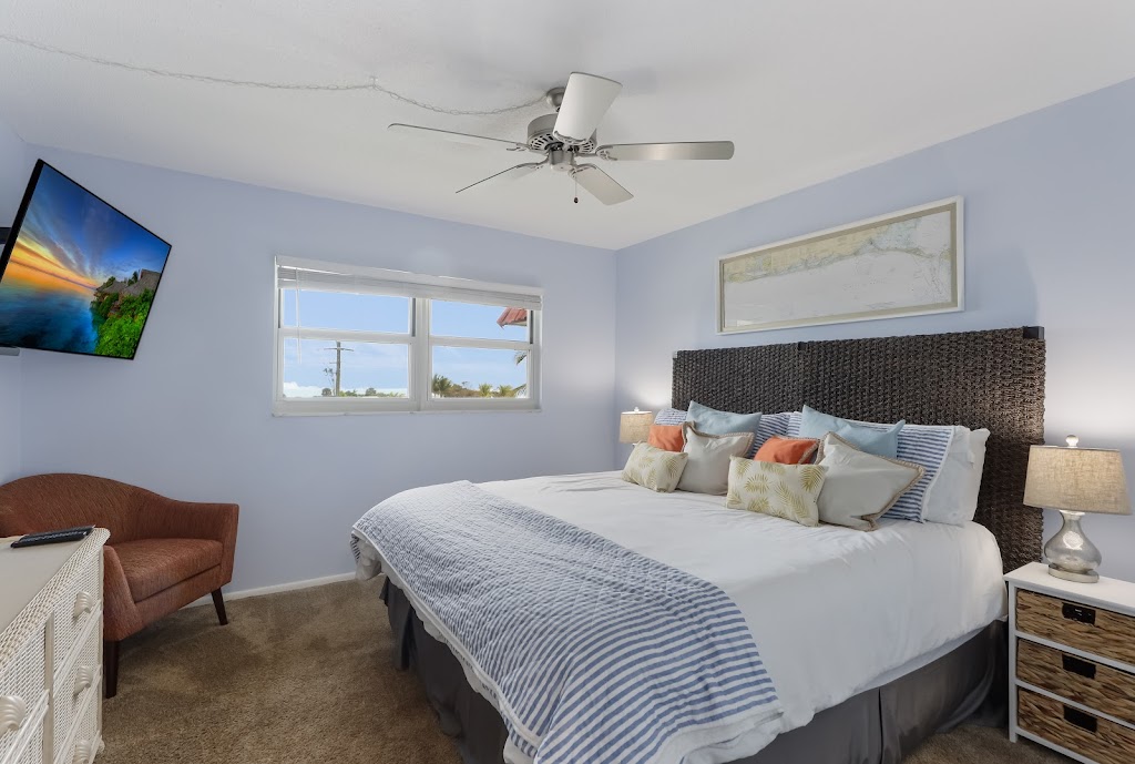 SUNSETS ON BEACH | 901 Beach Rd APT 402, Siesta Key, FL 34242, USA | Phone: (877) 635-1215