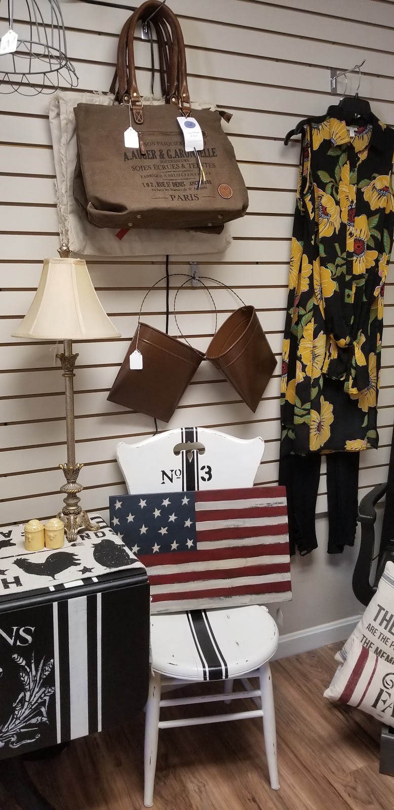 Rustic and Chic | 667 South St #2, Wrentham, MA 02093, USA | Phone: (508) 207-5929