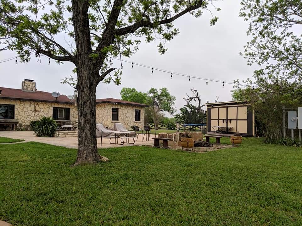 Horse Feathers Bed, Breakfast & Barn | 8019 TX-97, Pleasanton, TX 78064, USA | Phone: (210) 573-2130