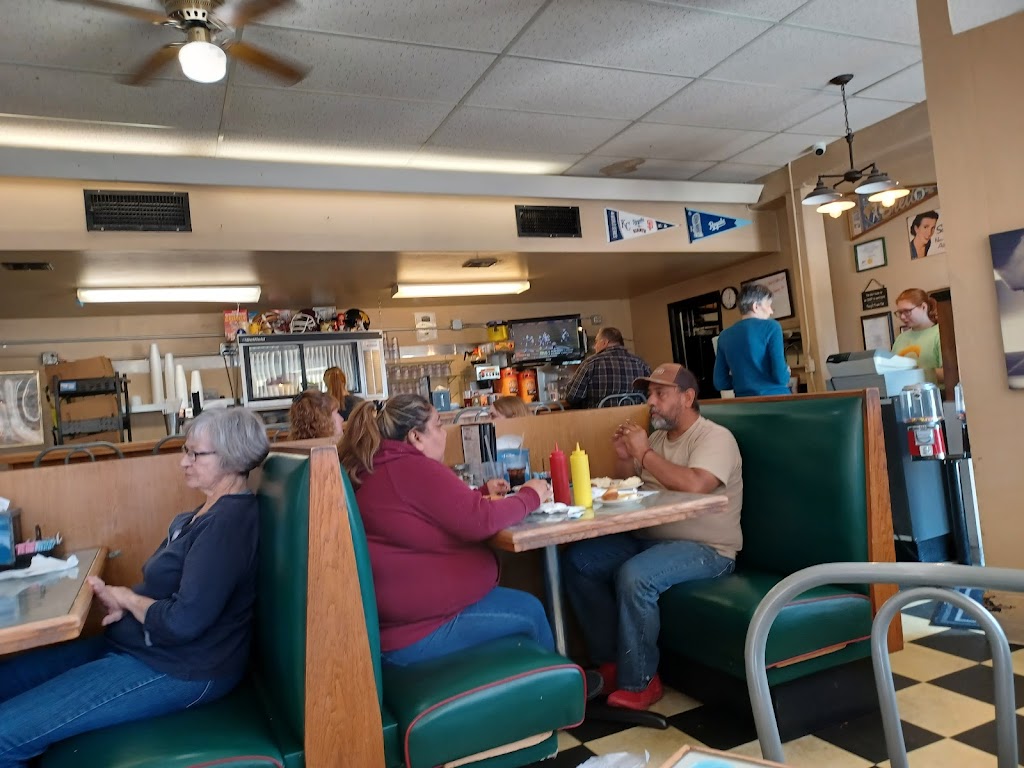 Curtis Cs Diner | 1039 Washington Rd, Newton, KS 67114, USA | Phone: (316) 283-6333