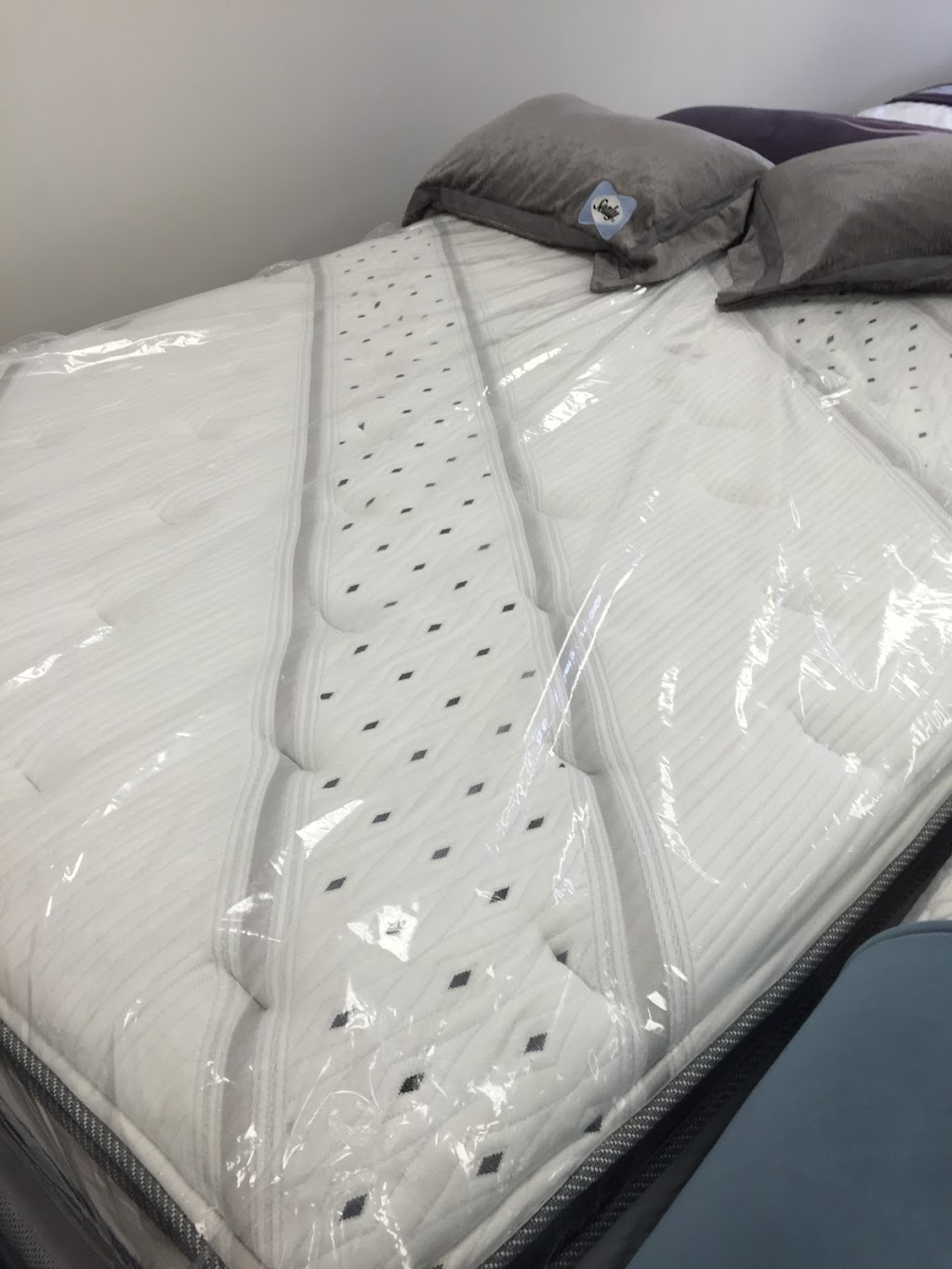 Mikey Mattress | 86 Hempstead Turnpike, West Hempstead, NY 11552, USA | Phone: (516) 322-7112