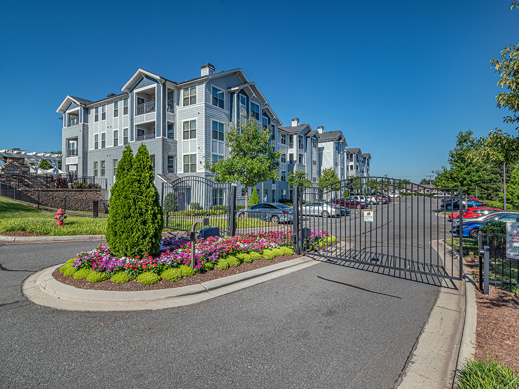 Crest at Brier Creek Apartments | 6450 Viewpoint Cir, Raleigh, NC 27617, USA | Phone: (919) 596-6000