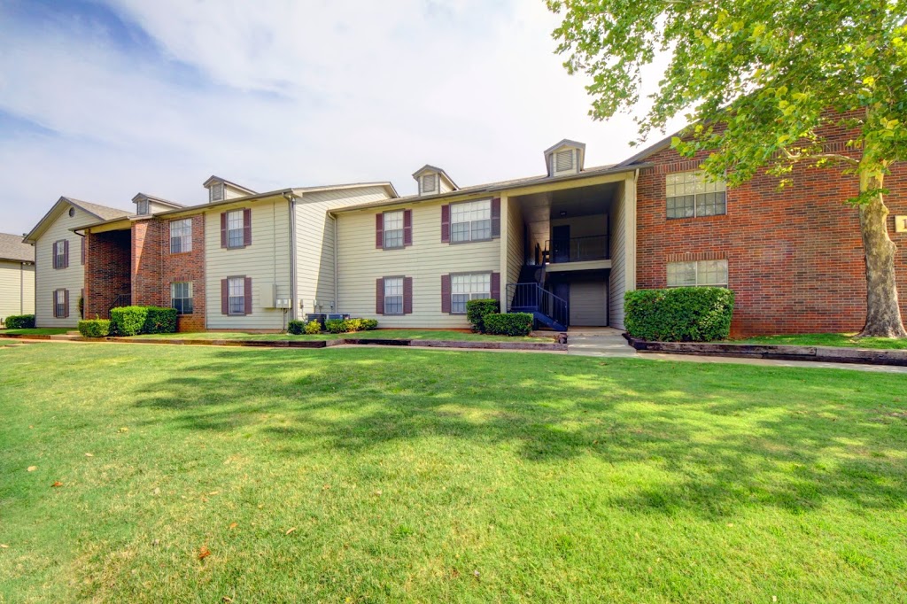 Woodrun Village Apartments | 11501 Lochwood Dr, Yukon, OK 73099, USA | Phone: (405) 324-2525