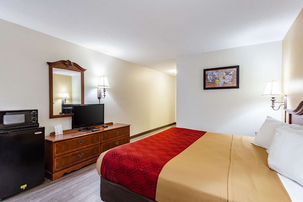 Econo Lodge Inn & Suites | 305 Salem Pl, Fairview Heights, IL 62208, USA | Phone: (618) 624-3636