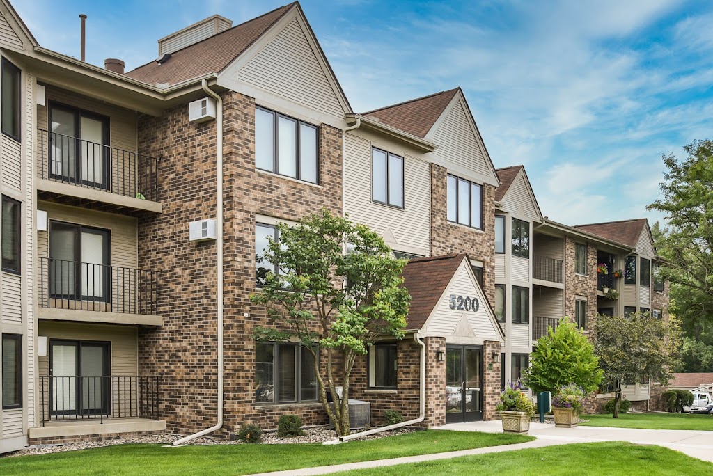 Oaks Lincoln Apartments & Townhomes | 5200 Lincoln Dr, Edina, MN 55436 | Phone: (612) 200-1228