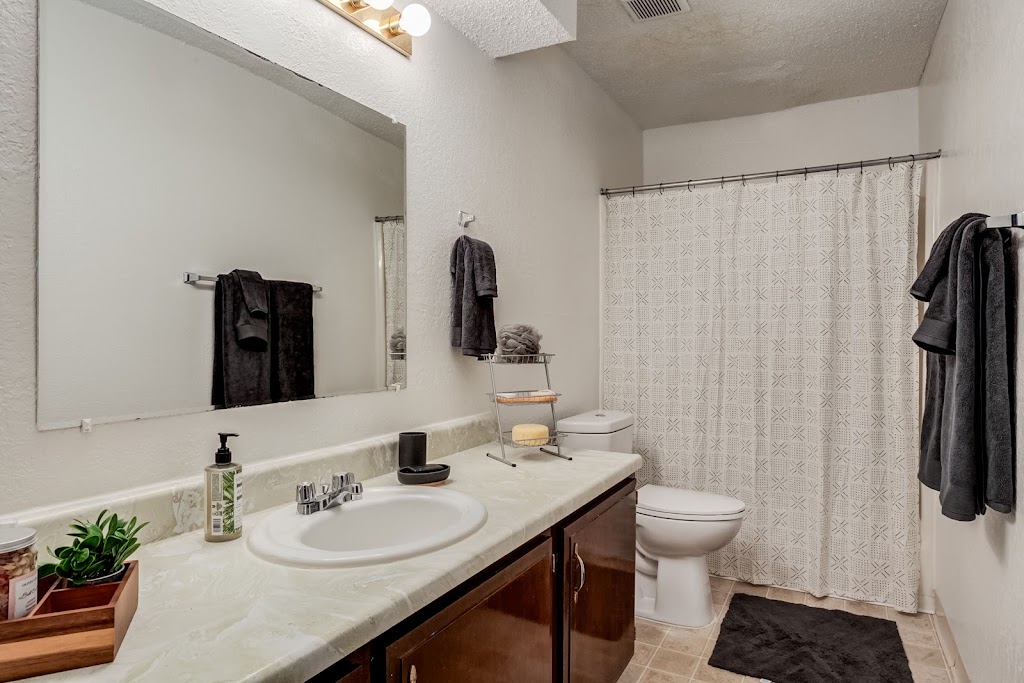 View High Lake Apartments | 10611 E 98th Terrace, Kansas City, MO 64134 | Phone: (816) 578-8320