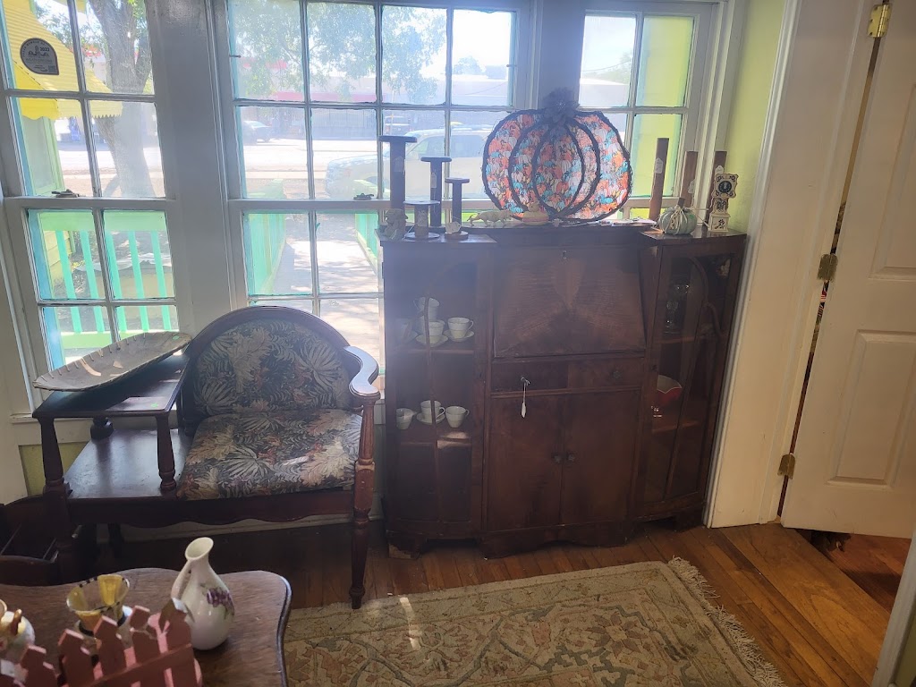 Louies Antiques | 1301 N Main St, Weatherford, TX 76086, USA | Phone: (817) 565-3737