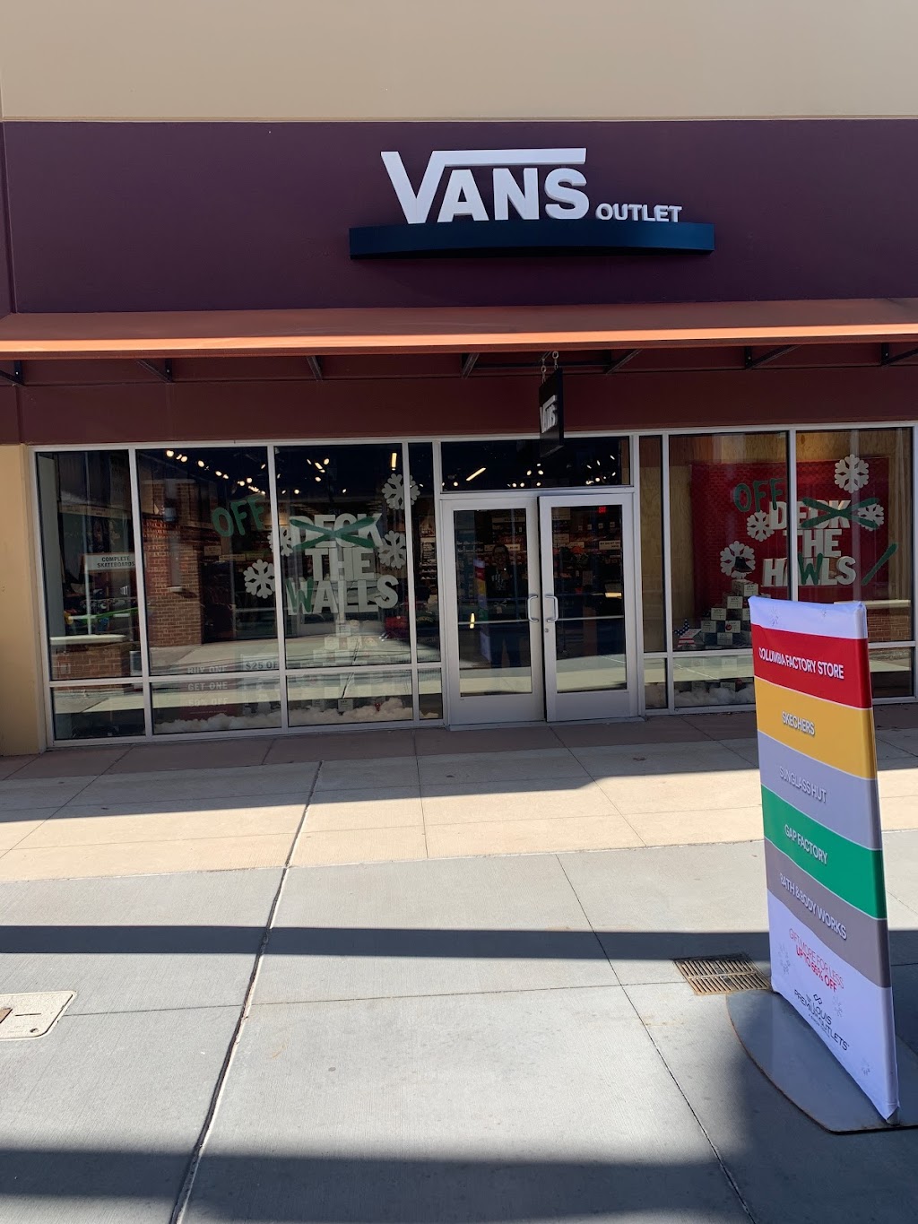 Vans Outlet | 18527 Outlet Blvd #721, Chesterfield, MO 63005, USA | Phone: (636) 536-9624