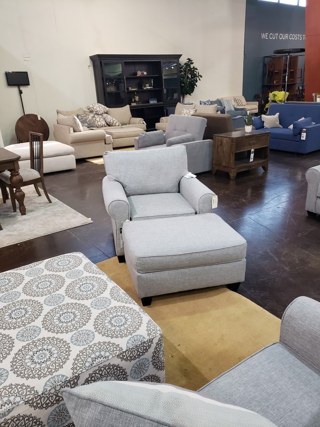 The Dump Furniture Outlet | 2700 Ranch Trail, Irving, TX 75063, USA | Phone: (214) 296-6200