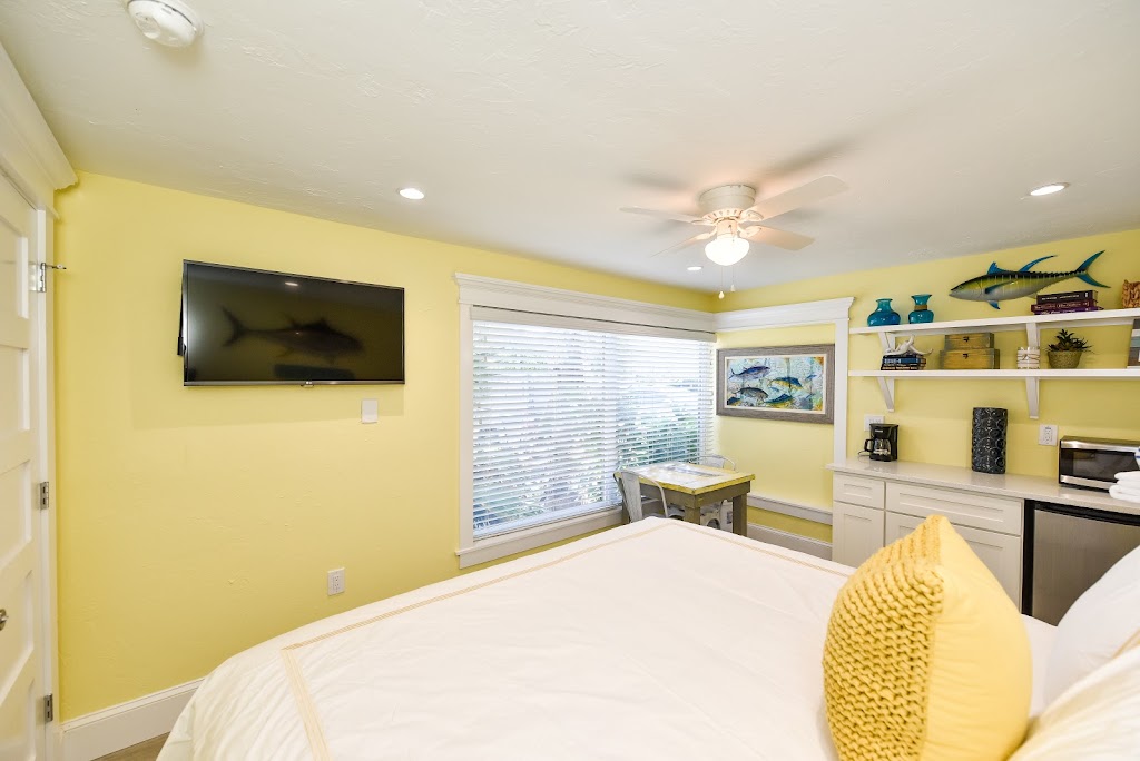 Tropical Breeze Resort | 140 Columbus Blvd, Sarasota, FL 34242, USA | Phone: (941) 256-2686