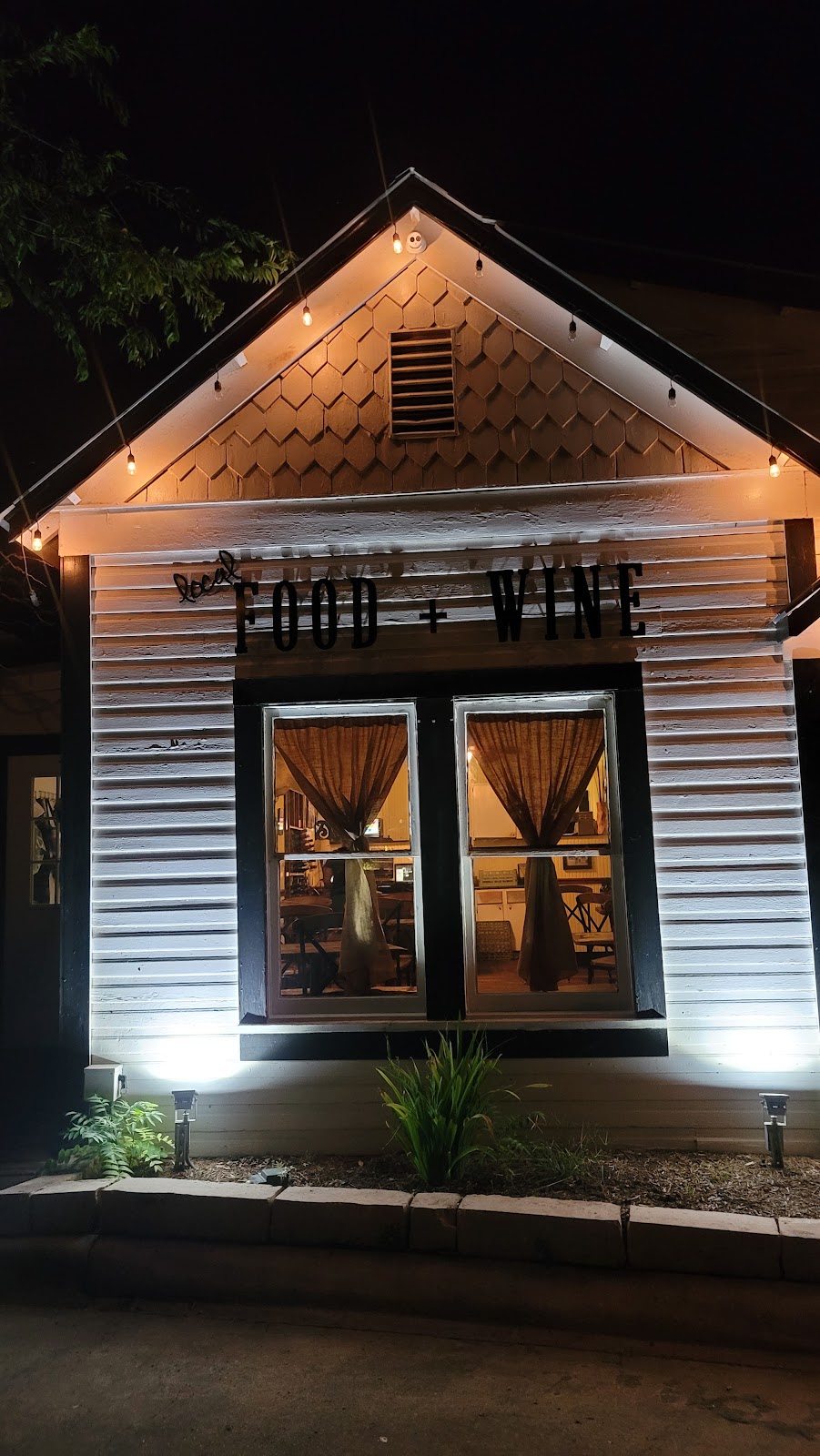 The Birdhouse, Fancy Chicken & Fine Wine | 1617 New Braunfels St, New Braunfels, TX 78130, USA | Phone: (830) 608-0690