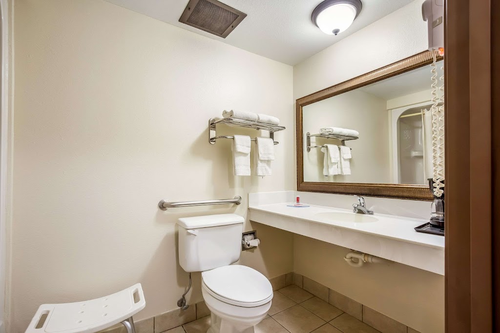 Econo Lodge Inn & Suites | 305 Salem Pl, Fairview Heights, IL 62208, USA | Phone: (618) 624-3636