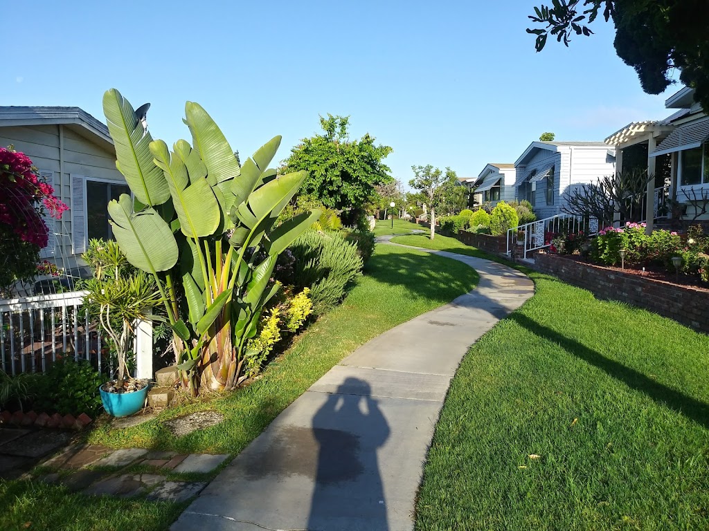 Lake Park La Mirada | 13990 Imperial Hwy., La Mirada, CA 90638, USA | Phone: (562) 921-5700