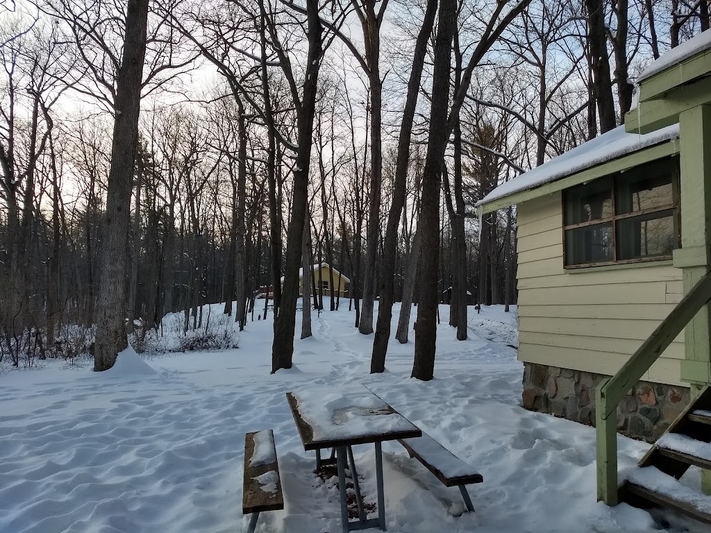 Tamarack Lake Cabins | 1236 Harmon Rd, Oakland Charter Township, MI 48363, USA | Phone: (800) 447-2757