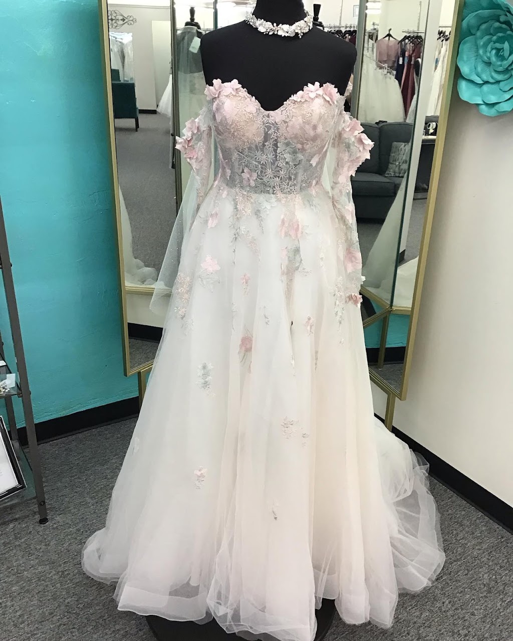 Dianes Dresses Etc | 203 S 7th St, Wymore, NE 68466, USA | Phone: (402) 645-3168