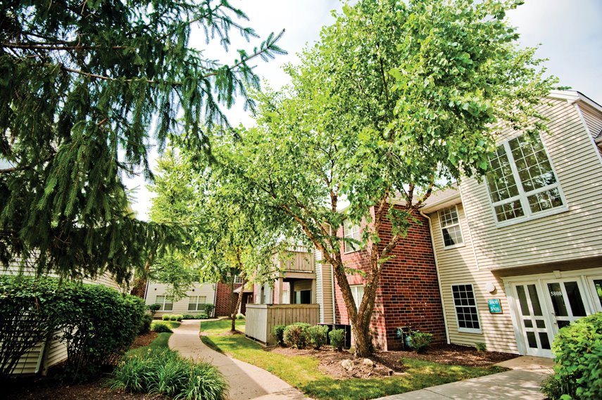 Bristol Club Apartments | 5700 Walnut Ave, Downers Grove, IL 60516, USA | Phone: (630) 969-1010