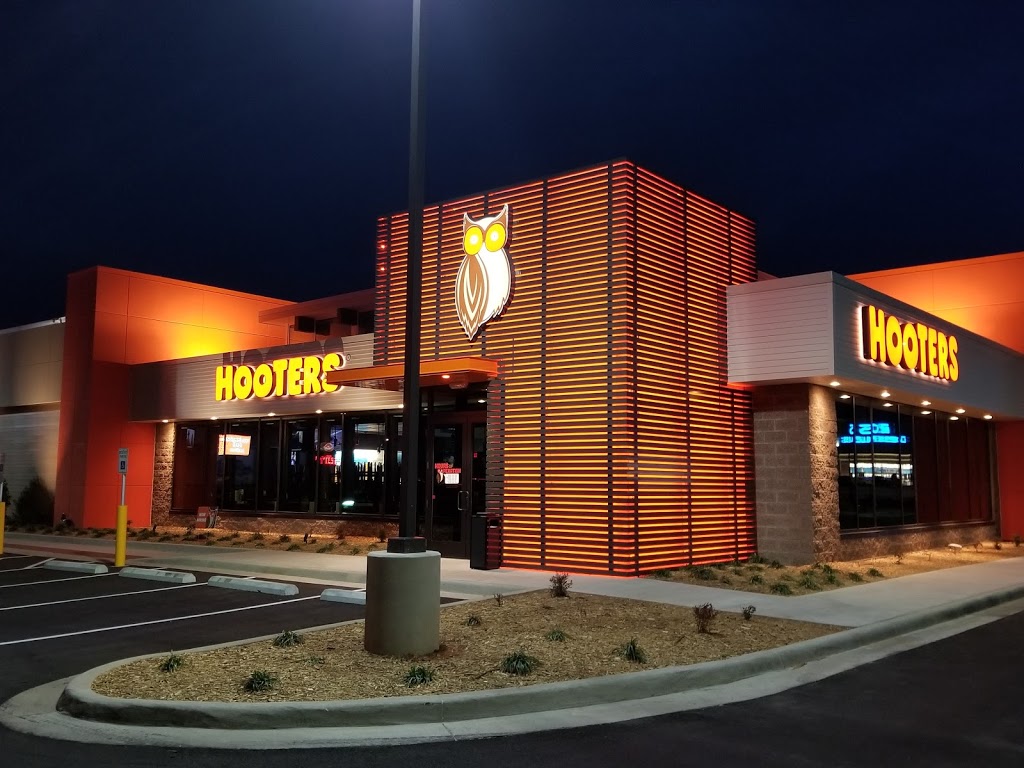 Hooters | 12320 NW 10th St, Yukon, OK 73099, USA | Phone: (405) 324-2404