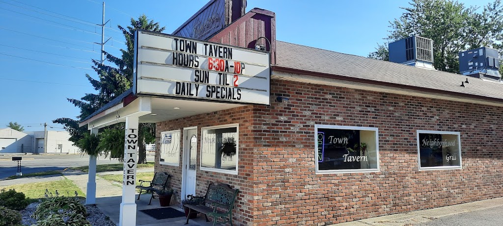 Auburns Town Tavern | 1343 Main St, Auburn, IN 46706, USA | Phone: (260) 925-0555