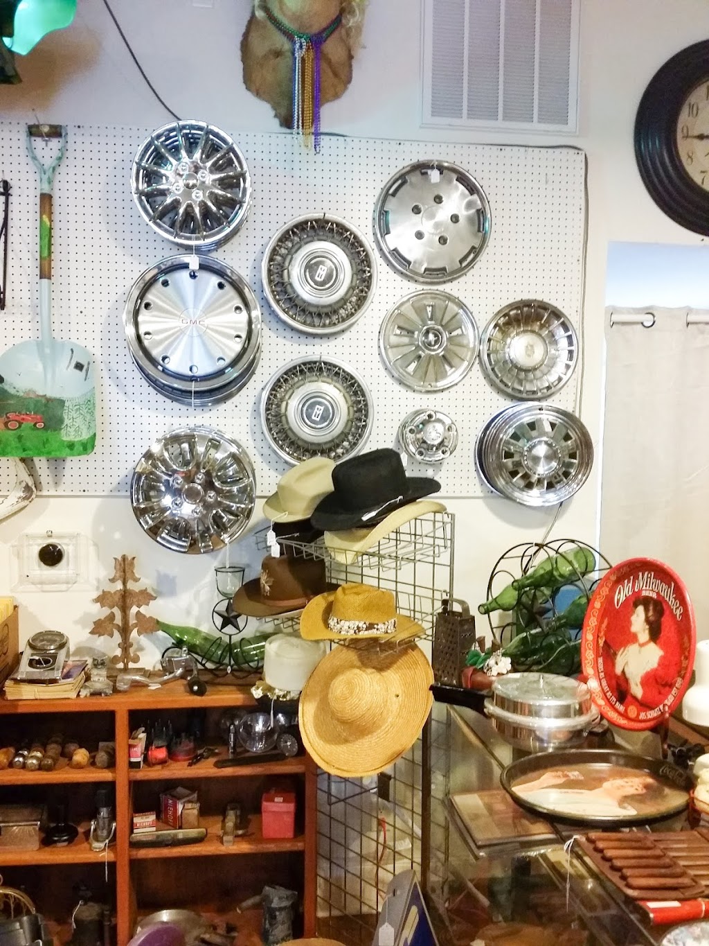 Red Door Antiques | 100 McKinney St, Farmersville, TX 75442, USA | Phone: (972) 782-7222