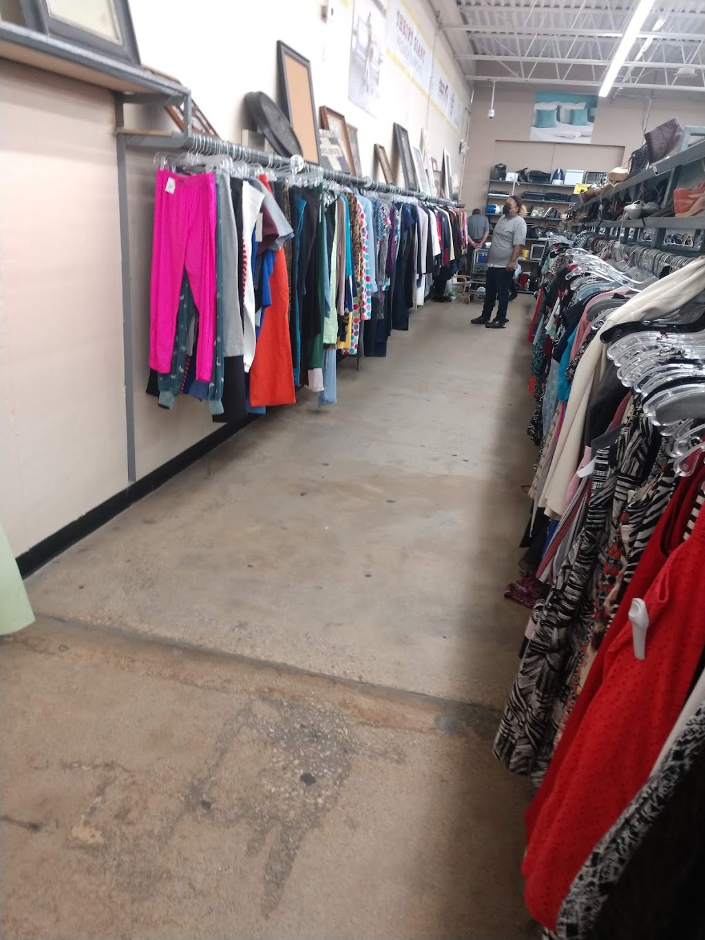 Thrift Giant | 3039 W Northwest Hwy, Dallas, TX 75220, USA | Phone: (214) 792-9409