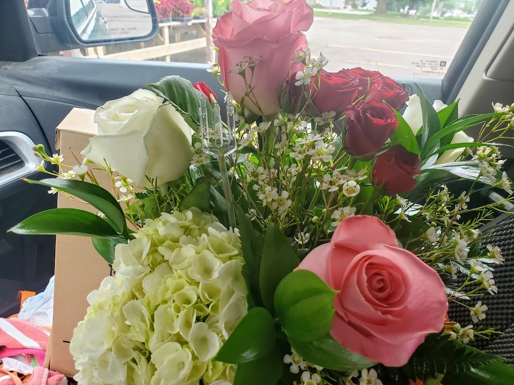 White Bear Floral Shop & Greenhouse | 3550 Hoffman Rd E, White Bear Lake, MN 55110 | Phone: (651) 484-3391