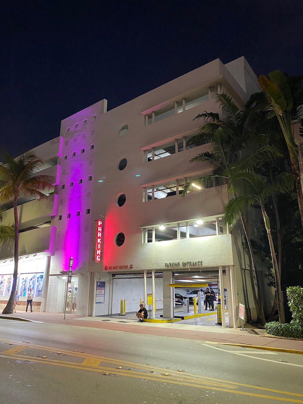 Pelican Garage Parking - ParkChirp | 1041 Collins Ave, Miami Beach, FL 33139, USA | Phone: (305) 534-9752