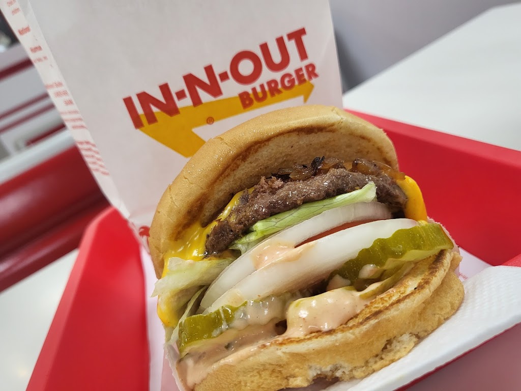 In-N-Out Burger | 30121 Santa Margarita Pkwy, Rancho Santa Margarita, CA 92688, USA | Phone: (800) 786-1000