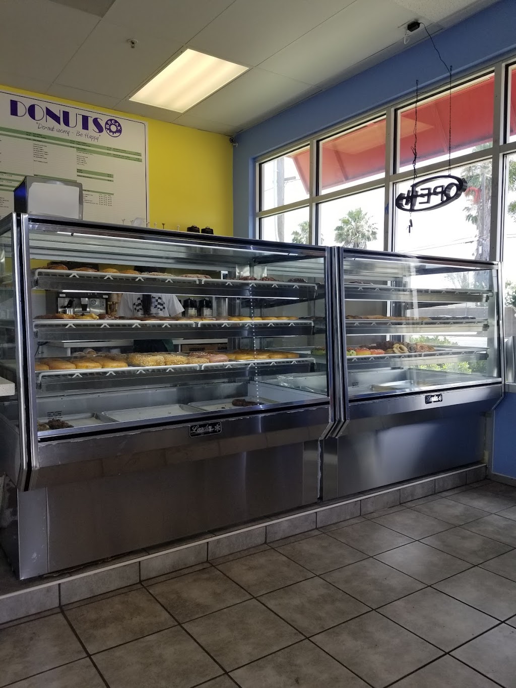 Donuts Break | 1555 Meadowview Rd Ste 100, Sacramento, CA 95832, USA | Phone: (916) 389-0657