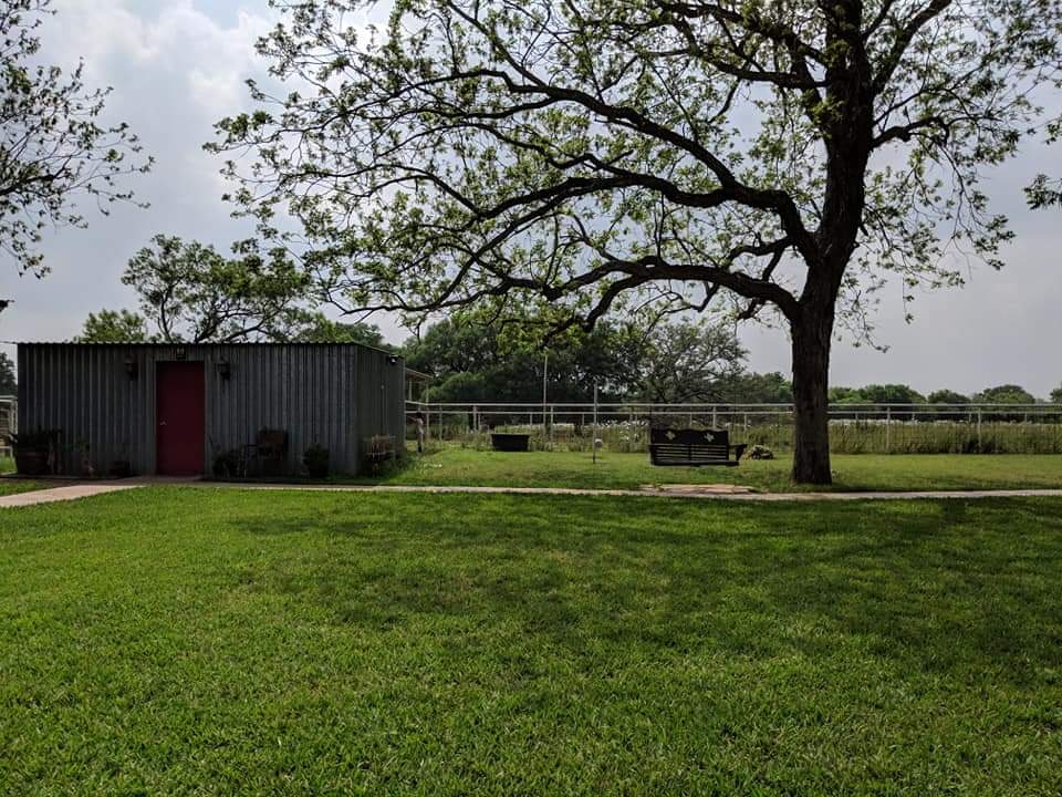 Horse Feathers Bed, Breakfast & Barn | 8019 TX-97, Pleasanton, TX 78064, USA | Phone: (210) 573-2130