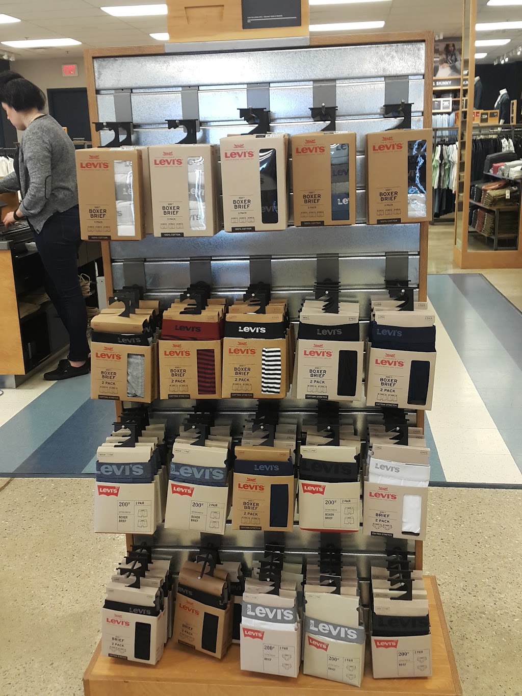 Levi’s Outlet Store | 549 S Chillicothe Rd Suite 392, Aurora, OH 44202, USA | Phone: (330) 562-4902
