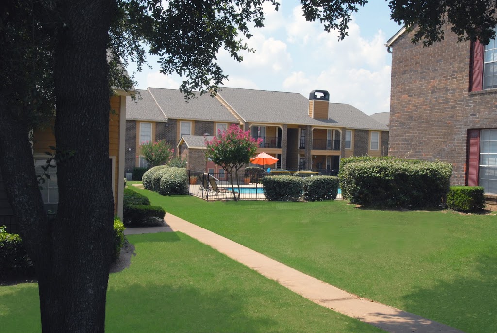 Hunt Club Apartments | 1001 Fuller Wiser Rd, Euless, TX 76039, USA | Phone: (469) 464-5652