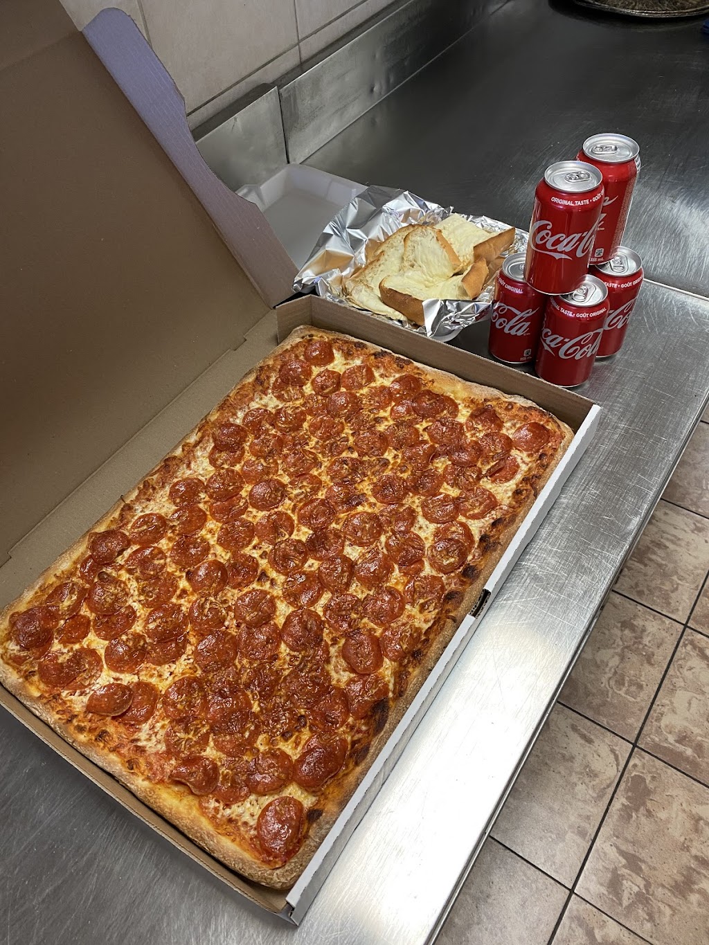 Petes Pizza | 286 Bunting Rd, St. Catharines, ON L2M 7M2, Canada | Phone: (905) 688-1234