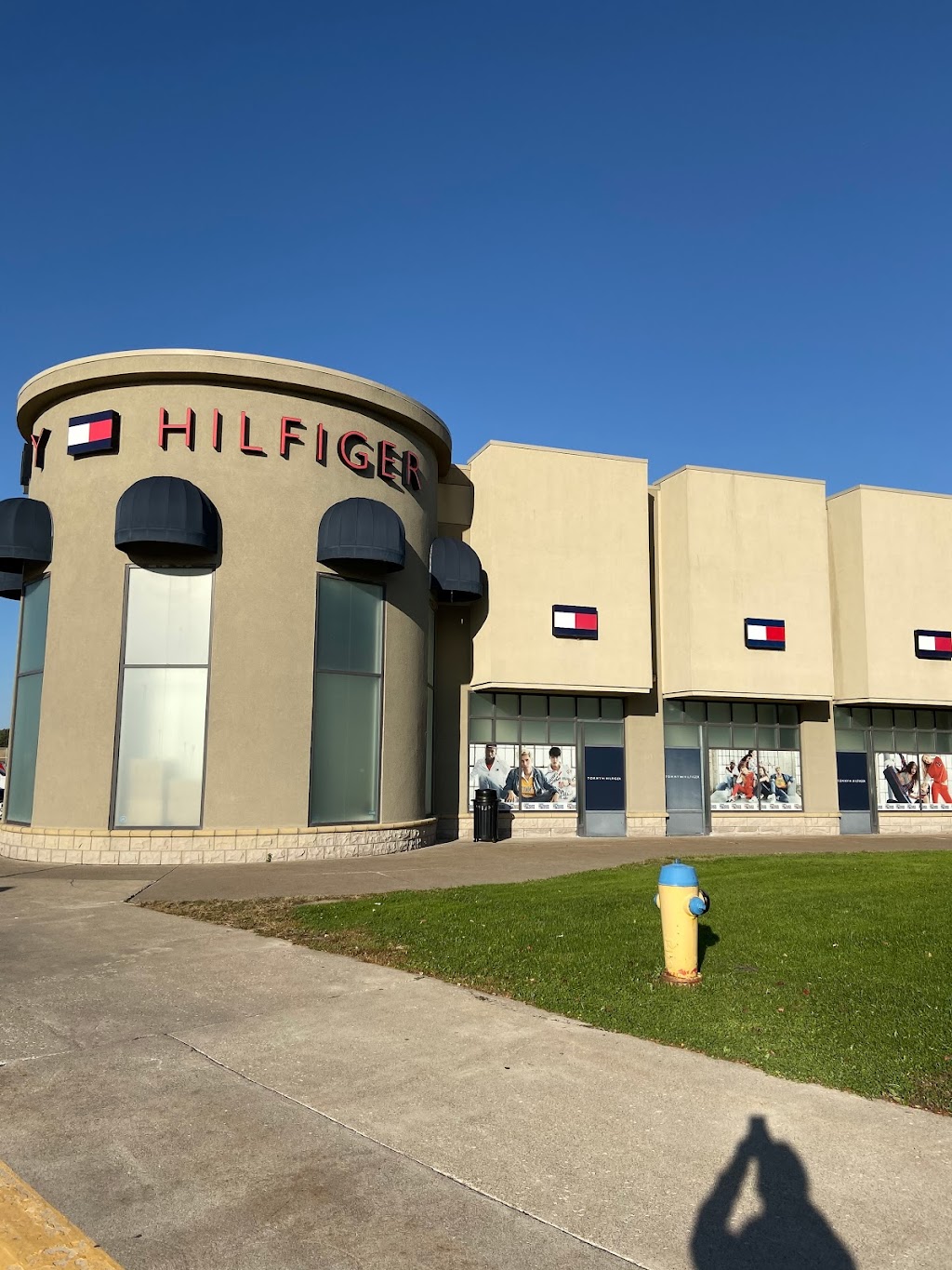 Tommy Hilfiger | 1555 Talbot Rd Unit 180, LaSalle, ON N9H 2N2, Canada | Phone: (519) 250-7922