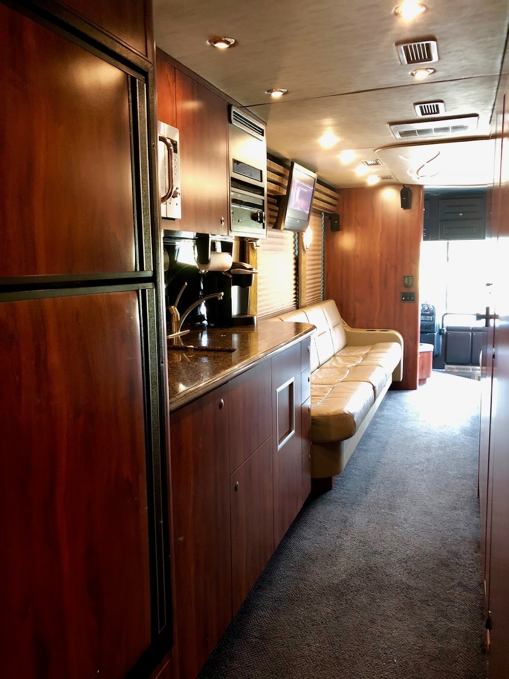 Rockstar Bus Tours | 7454 Old Hickory Blvd, Whites Creek, TN 37189, USA | Phone: (615) 351-8818