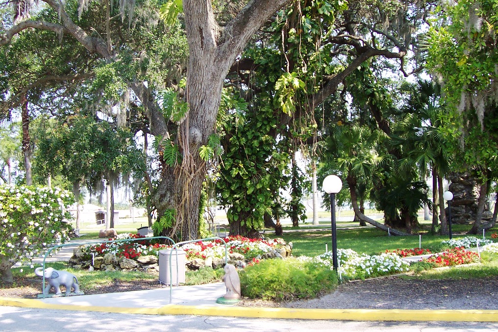 Golf Lakes Residents Association | 5050 5th St E, Bradenton, FL 34203, USA | Phone: (941) 755-3021