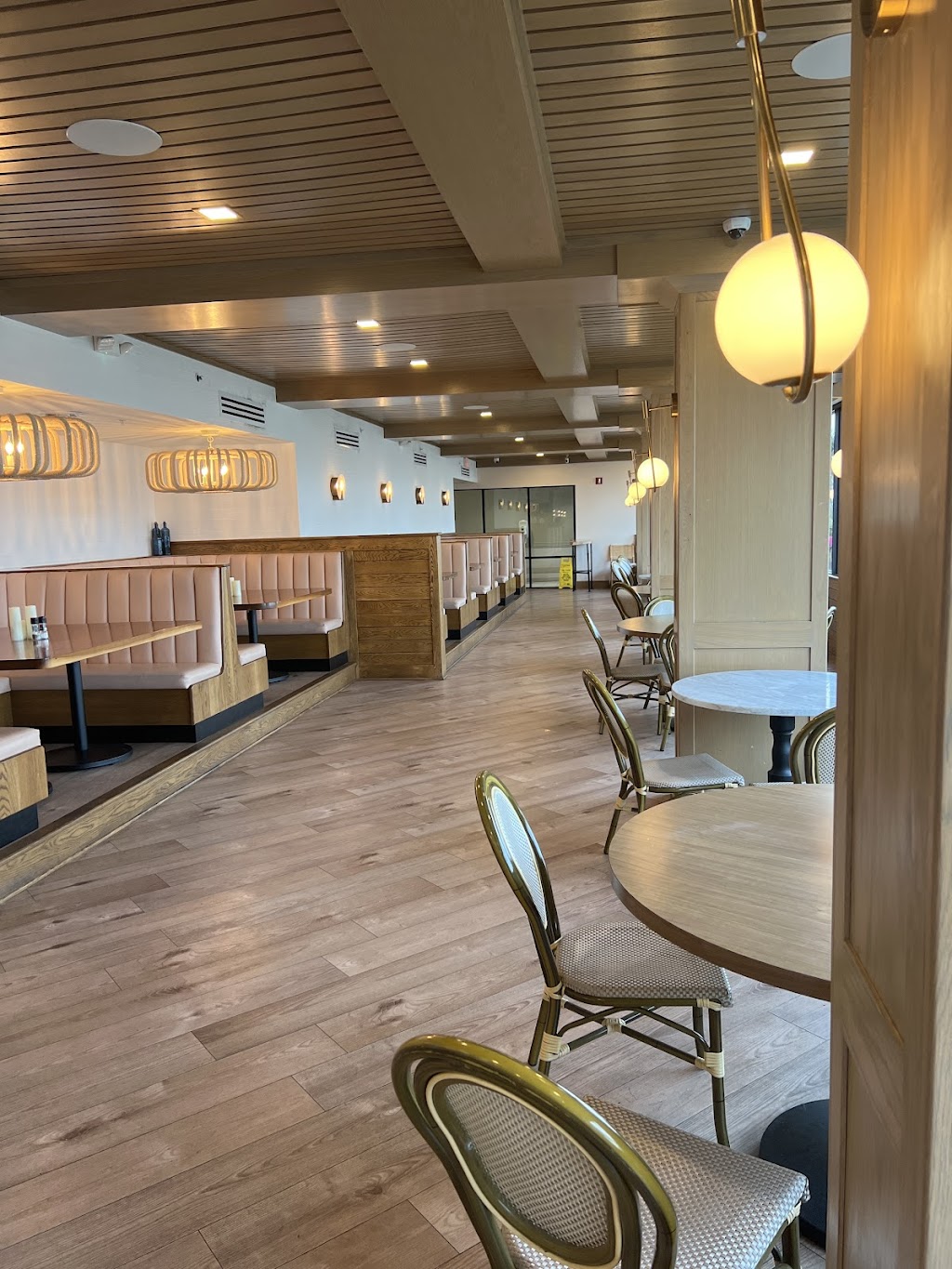 FishTails by Oceans | 1401 Atlantic Ave, Virginia Beach, VA 23451, USA | Phone: (757) 226-8184