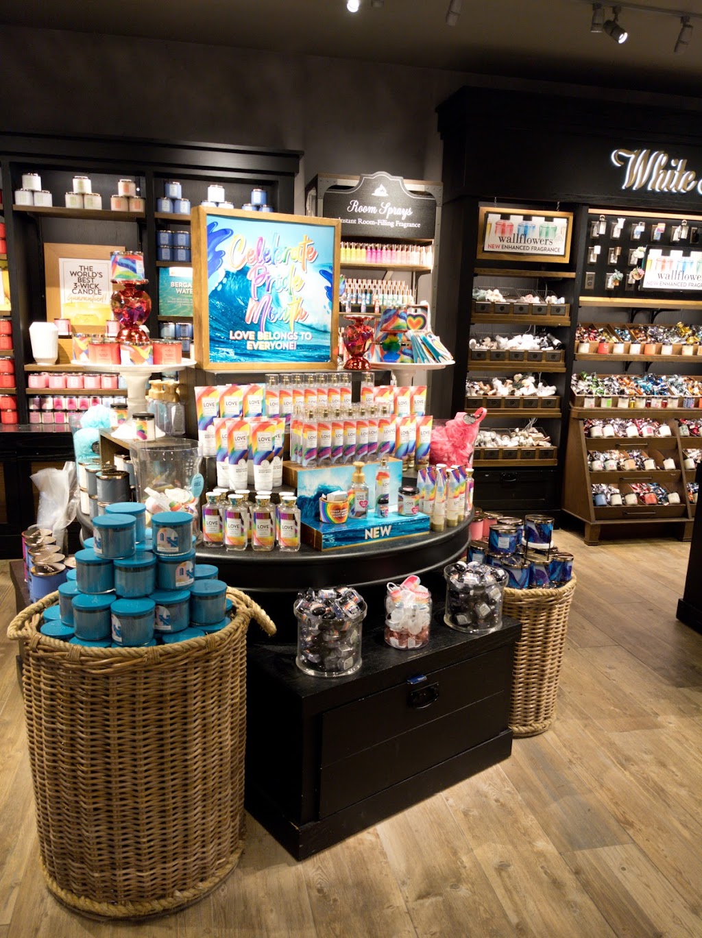 Bath & Body Works | 2432 Willowbrook Mall, Wayne, NJ 07470, USA | Phone: (973) 785-7580