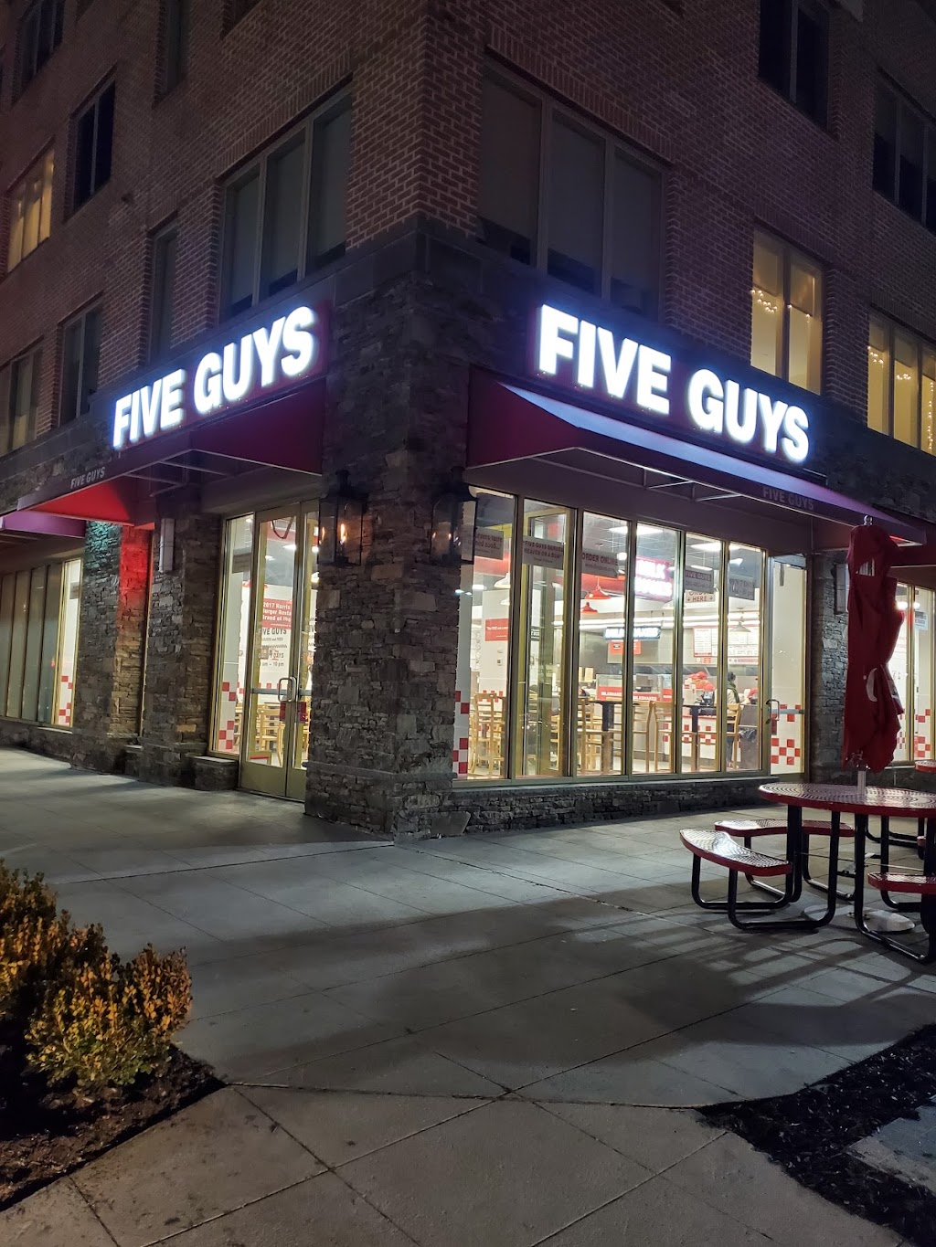 Five Guys | 45 River Rd, Edgewater, NJ 07020, USA | Phone: (201) 482-4614