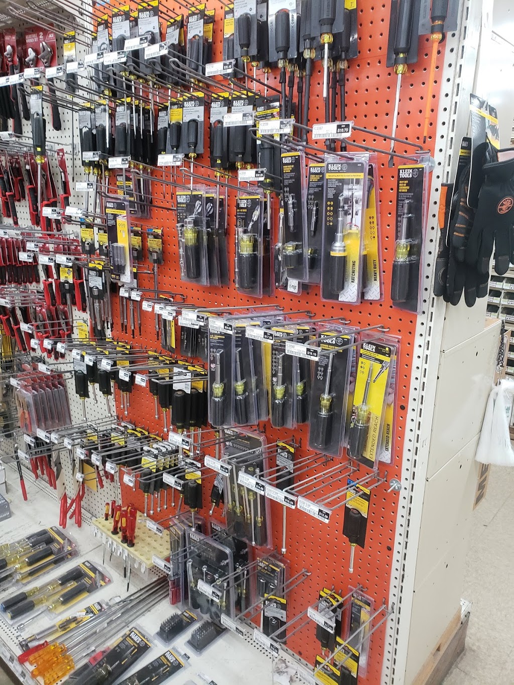 Neus Hardware Tools Paint (Neus Building Center, Inc.) | N95W16915 Falls Pkwy, Menomonee Falls, WI 53051, USA | Phone: (262) 251-6550