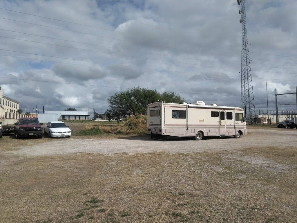 Lazy J RV Park | 1612 Railroad Street, Floresville, TX 78114, USA | Phone: (830) 391-1500