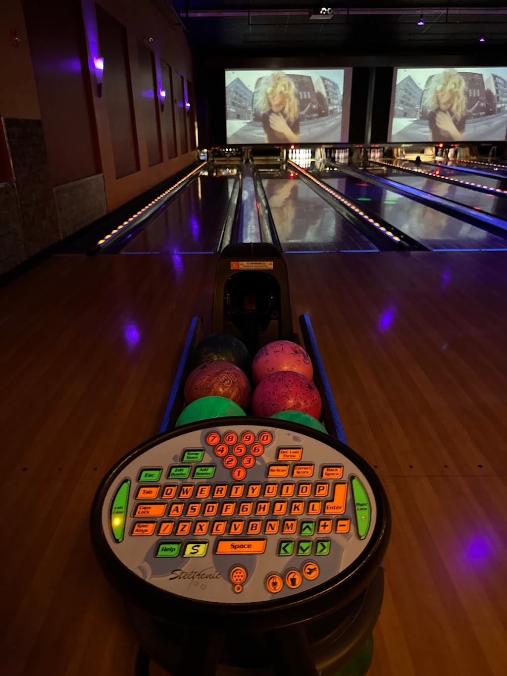 Colonial Bowling and Entertainment | US-1, 2420 Brunswick Ave Bus, Lawrence Township, NJ 08648, USA | Phone: (609) 882-7700