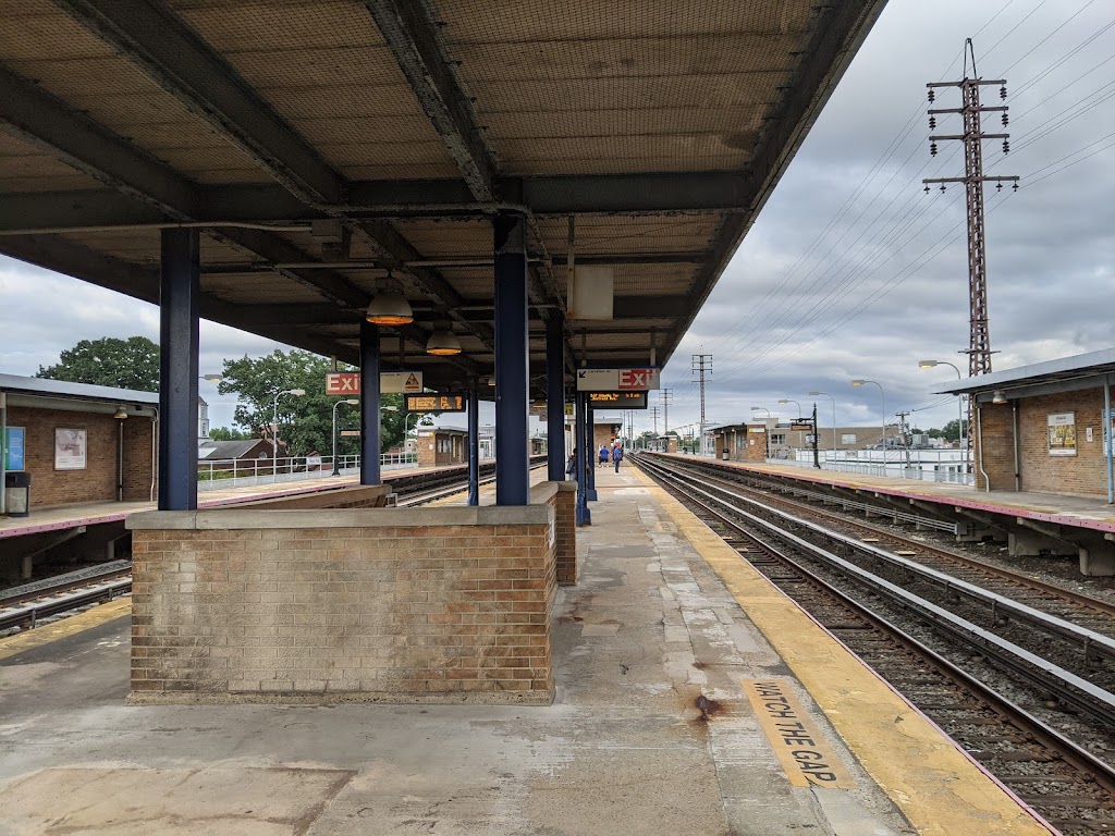 Floral Park LIRR Station Parking | 12-20 Carlton St, Floral Park, NY 11004, USA | Phone: (516) 326-6300