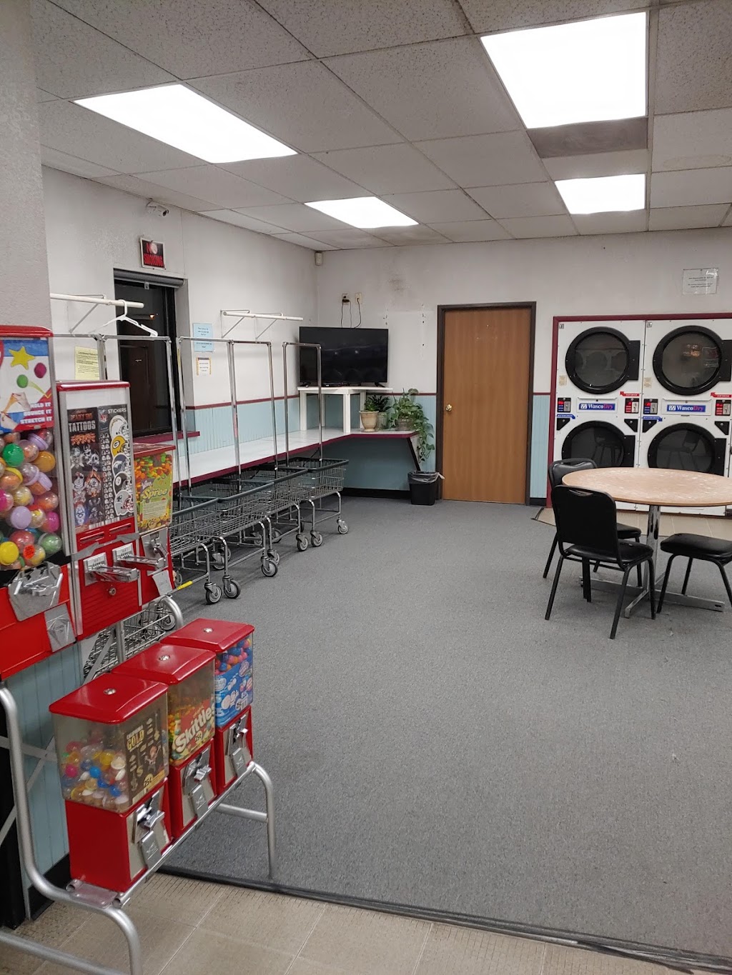 Queen Square Laundromat | 230 Denver Ave, Fort Lupton, CO 80621, USA | Phone: (303) 857-1775