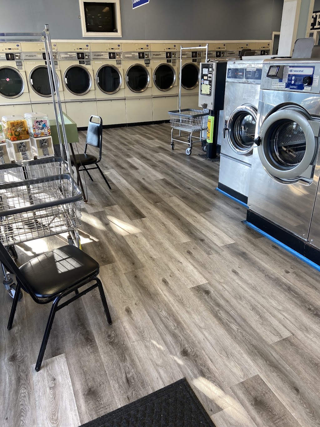 Loveland Laundromat | 910 Loveland Madeira Rd # 5, Loveland, OH 45140 | Phone: (513) 683-3261